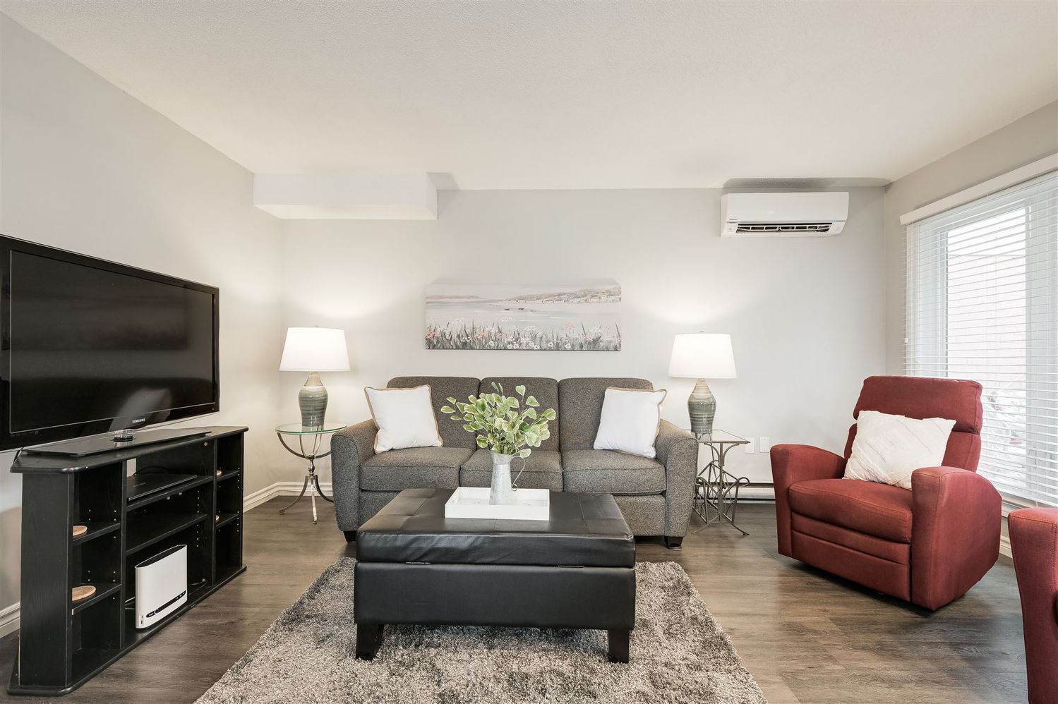 1348_6790_property_05-livingroom-2-20241003072442.jpg