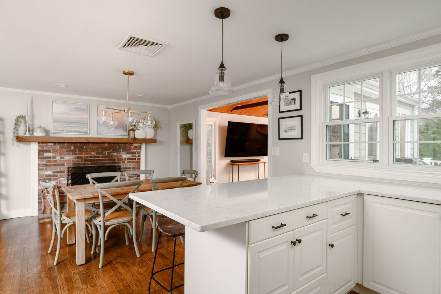 2337_1363_property_kitchen-peninsula-to-dining-20260622024431.jpg