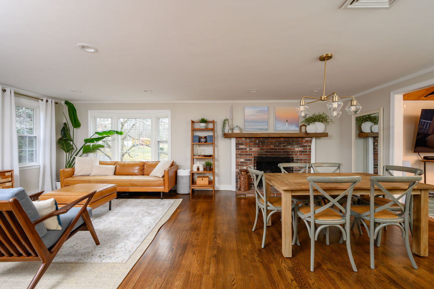 2337_1363_property_open-concept-living-room-dining-room-20260622024436.jpg