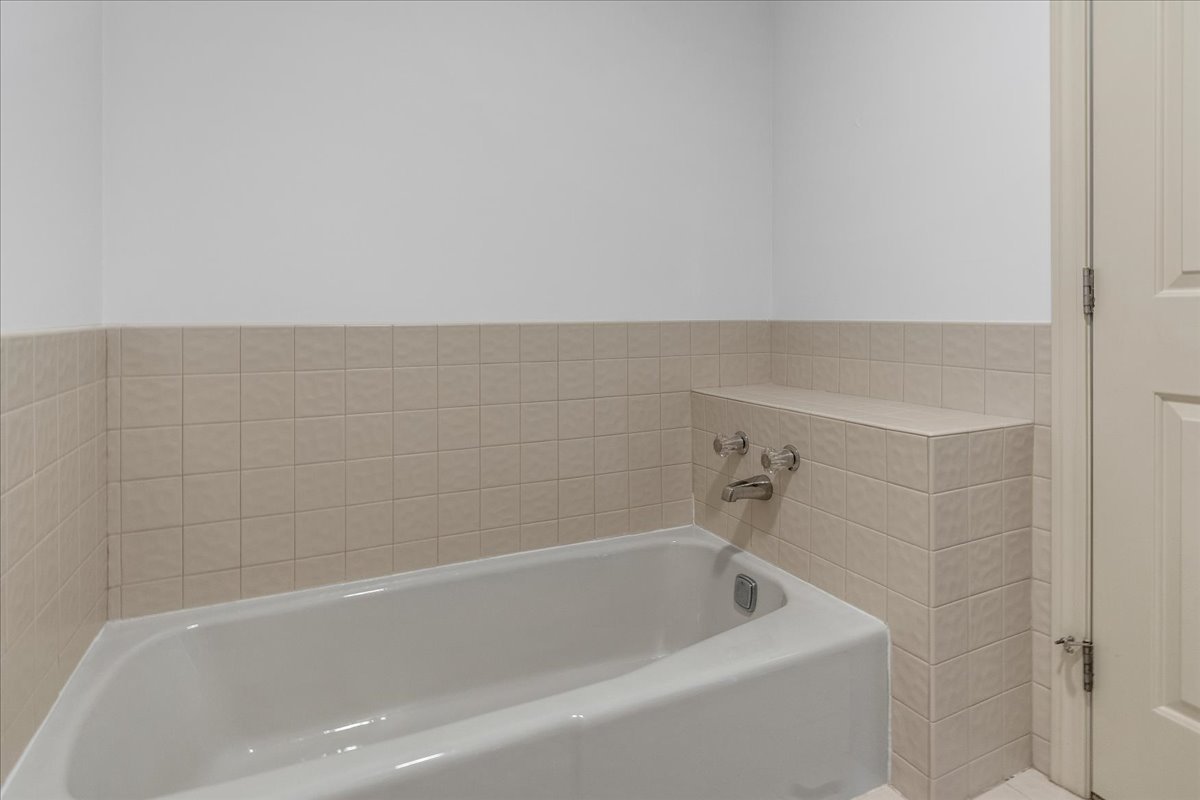 2337_1401_property_primary-bath-tub-56-floret-cir-43-20260820074001.jpg