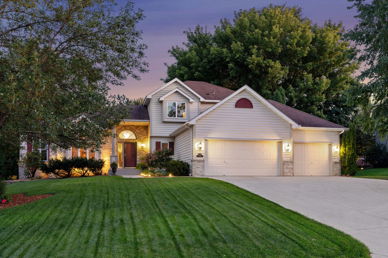 8509 Beacon Dr Woodbury, MN 55125