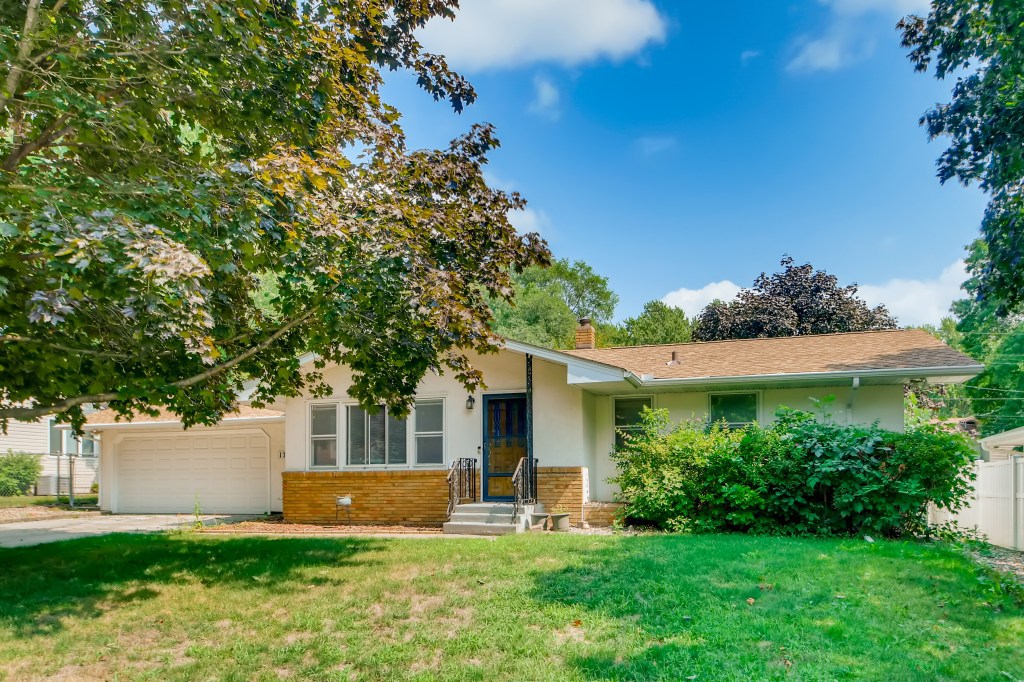 1700 Stanich Place Maplewood, MN 55109
