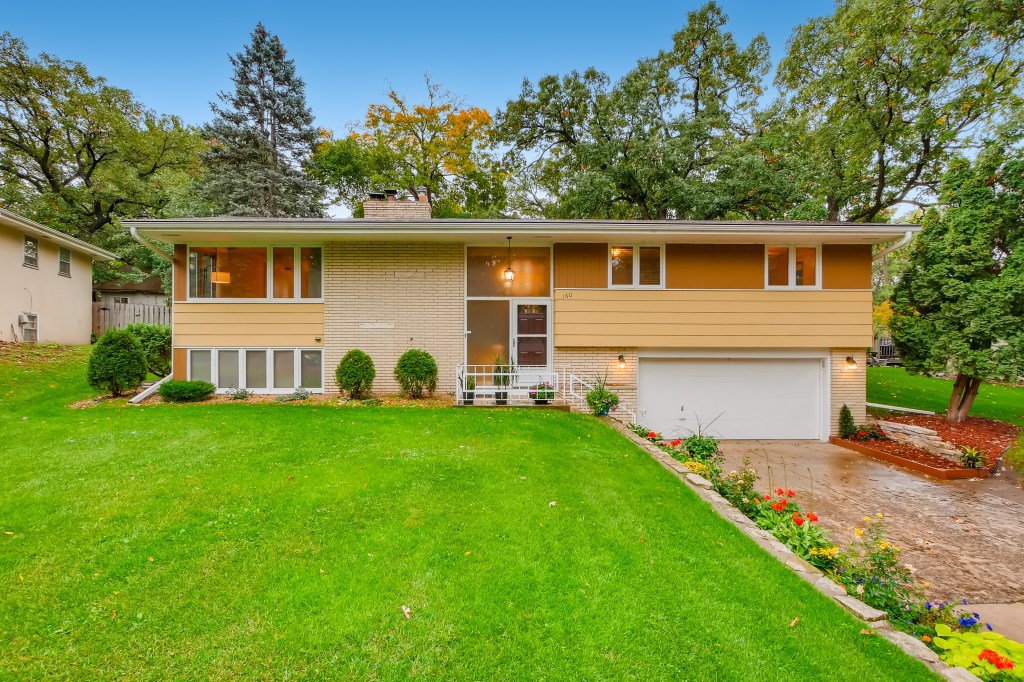 160 Stonybrooke Way NE Fridley, MN 55432