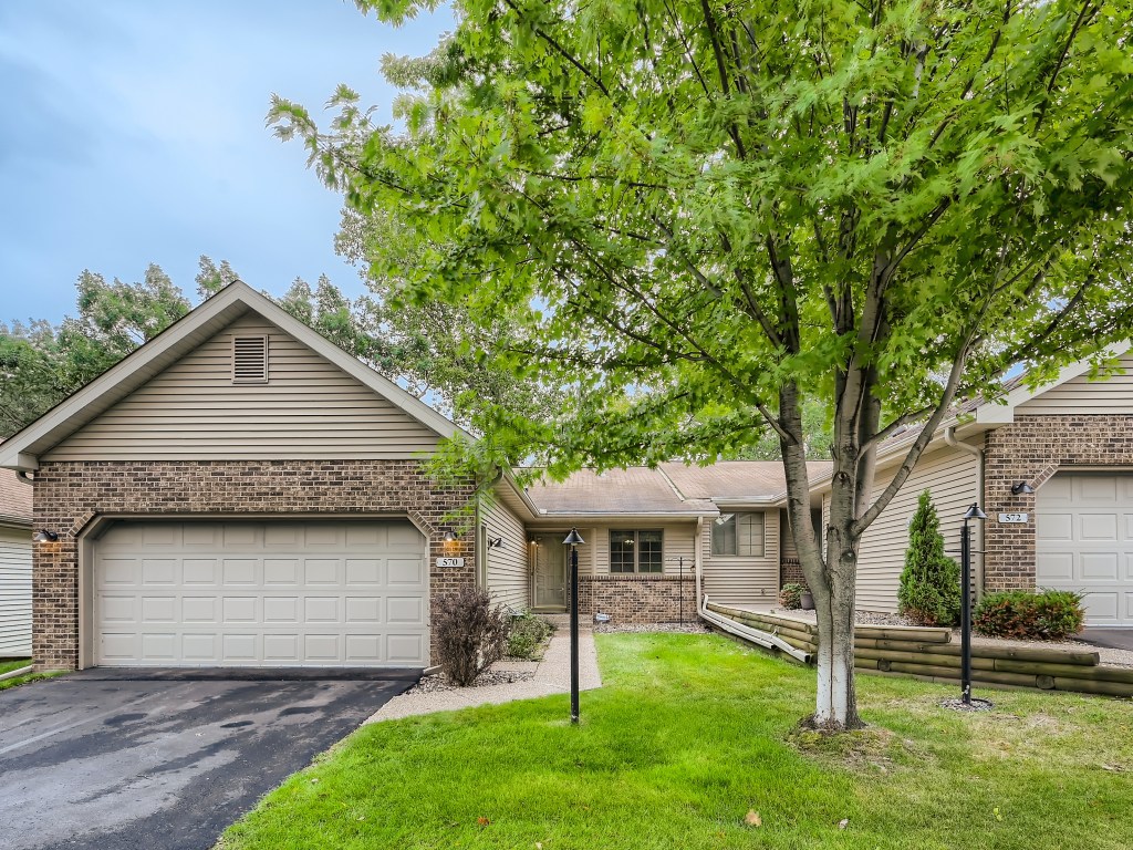 570 Deer Ridge Lane South Maplewood, MN 55119