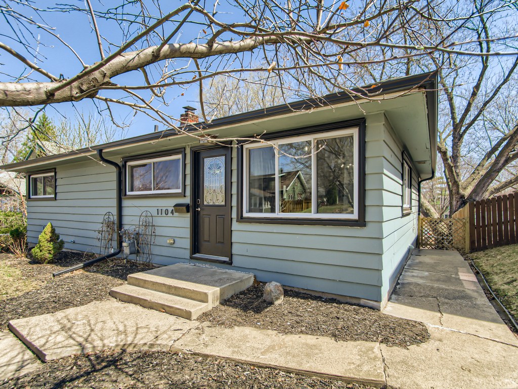 1104 Oxford Street North Saint Paul, MN 55103