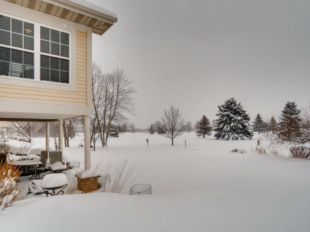 563 Holly Ln N Oakdale, MN 55128