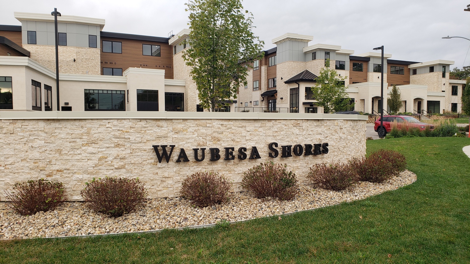 waubesashorescondos.com